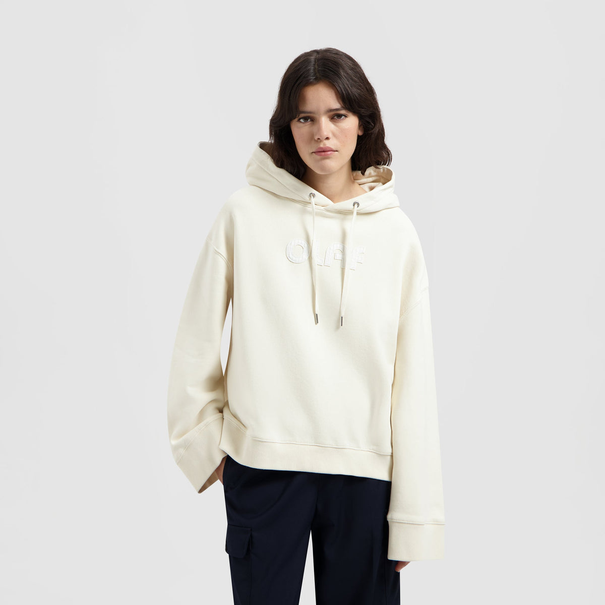 RETRO APPLIQUE LOGO HOODIE | OFF WHITE