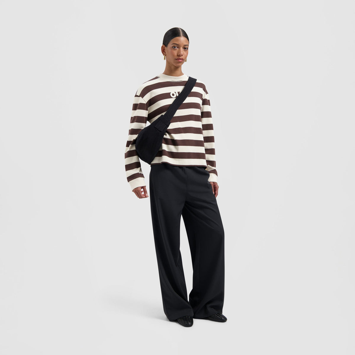 STRIPED RIB RETRO LOGO CREWNECK | HOT FUDGE / OFF-WHITE