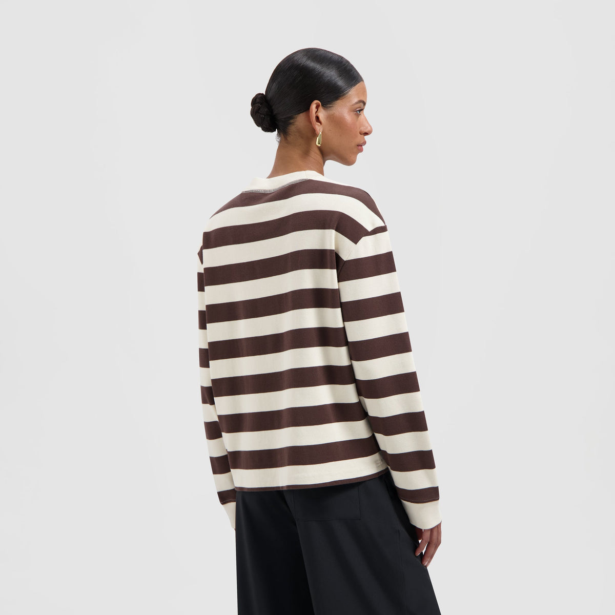 STRIPED RIB RETRO LOGO CREWNECK | HOT FUDGE / OFF-WHITE