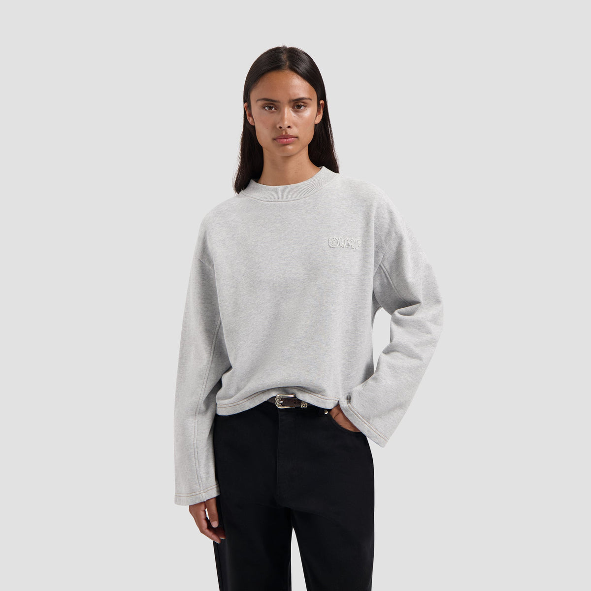 CONTRAST RETRO LOGO CREWNECK | HEATHER GREY
