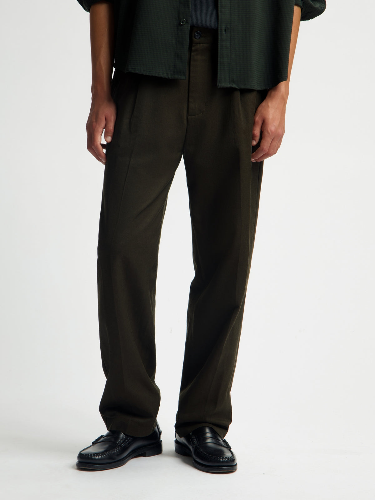 REGULAR PLEATED PANT | KOMBU GREEN