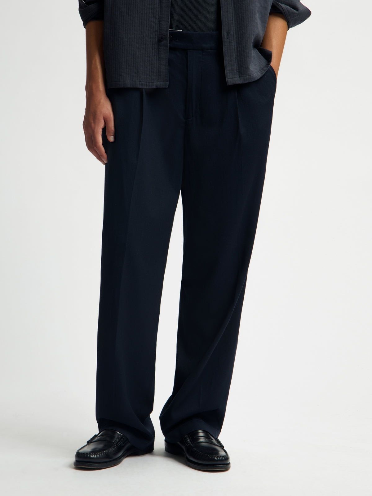 WOOL BLEND RELAXED PLEATED PANT | NAVY